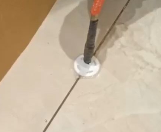 郴州瓷砖空鼓维修公司专业解答瓷砖在铺贴过程中，如果没有涂抹均匀到位的粘结材料（如水泥砂浆或瓷砖胶），可能会导致以下问题