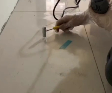 郴州瓷砖开裂维修公司专业分享瓷砖在铺贴前如果没有沥干水分，将会导致以下问题